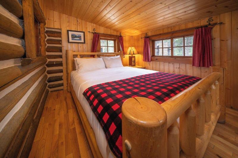Storm Mountain Lodge Cabins Dining image