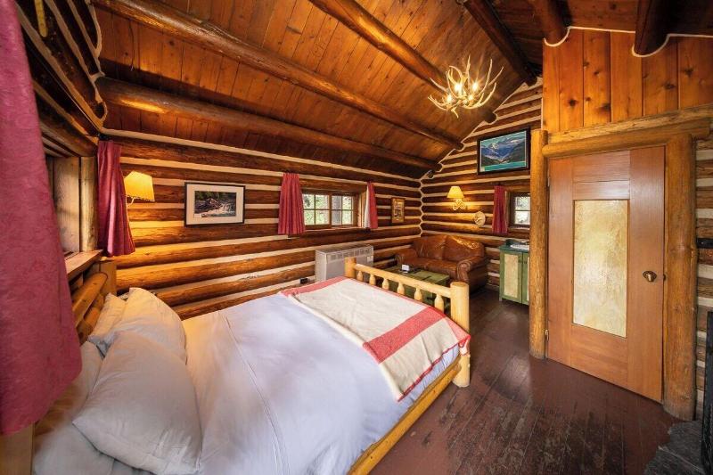 Storm Mountain Lodge Cabins Dining image