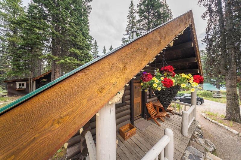 Storm Mountain Lodge Cabins Dining image