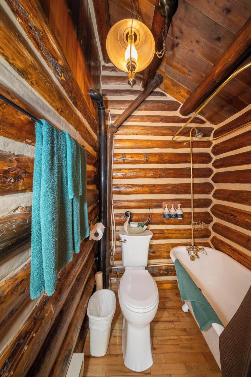 Storm Mountain Lodge Cabins Dining image