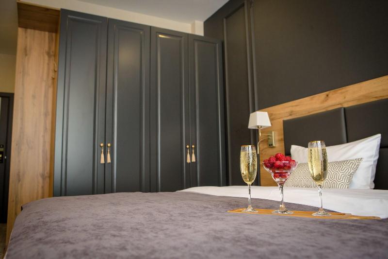 Aurum Hotel image