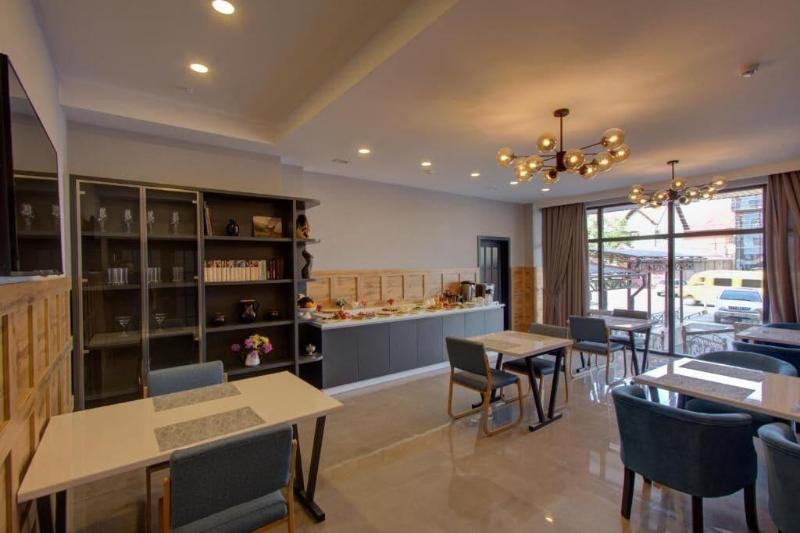 Aurum Hotel image