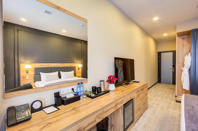 Aurum Hotel image