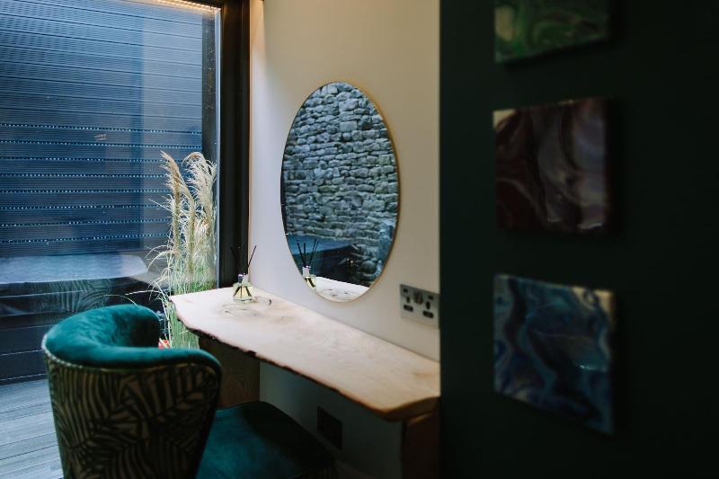 Absoluxe Suites image