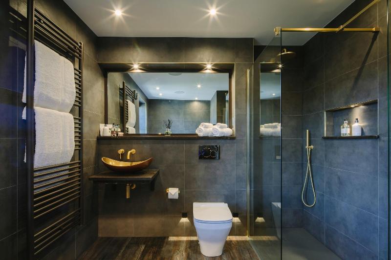 Absoluxe Suites image