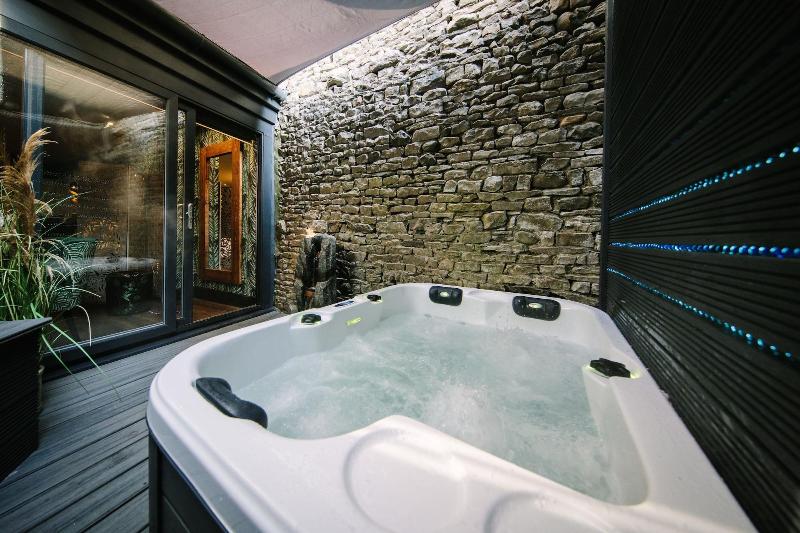 Absoluxe Suites image