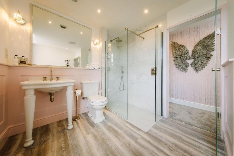 Absoluxe Suites image