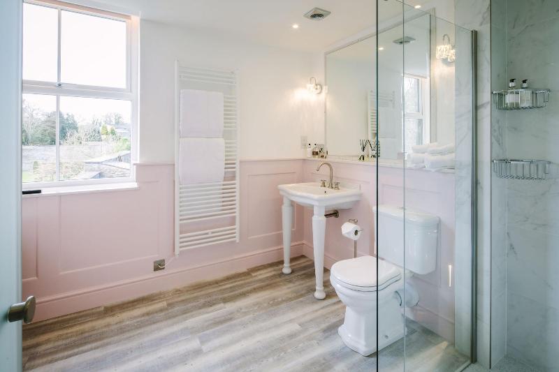 Absoluxe Suites image