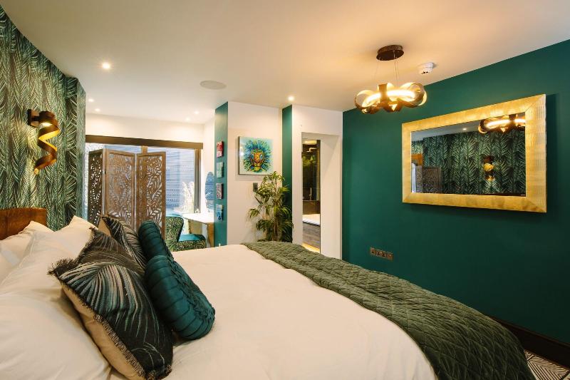 Absoluxe Suites image