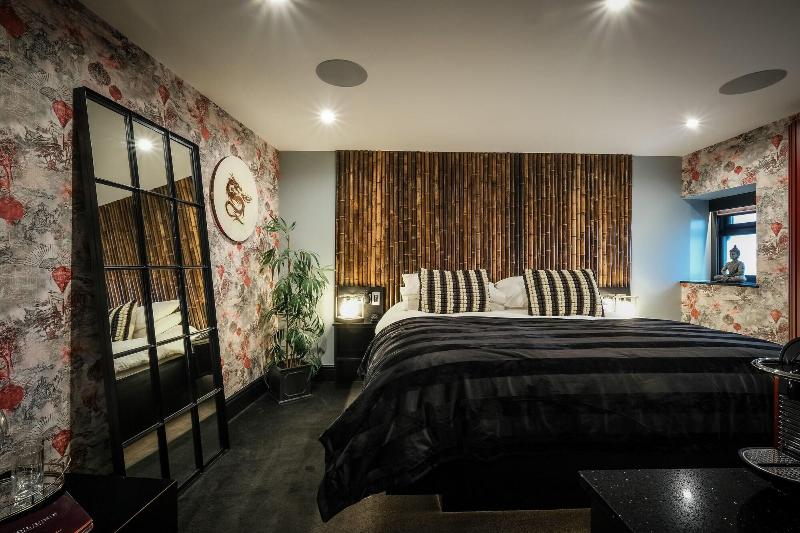 Absoluxe Suites image