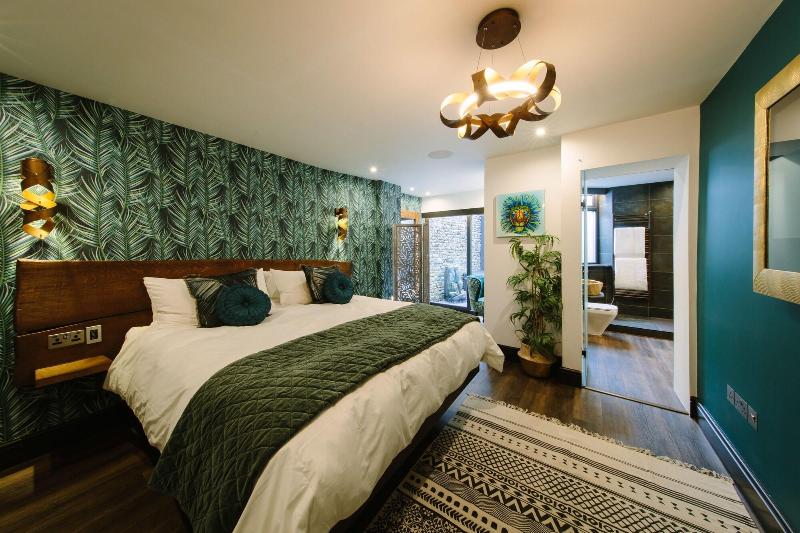 Absoluxe Suites image