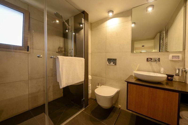 Luxury Suites By Notaly Ariel image