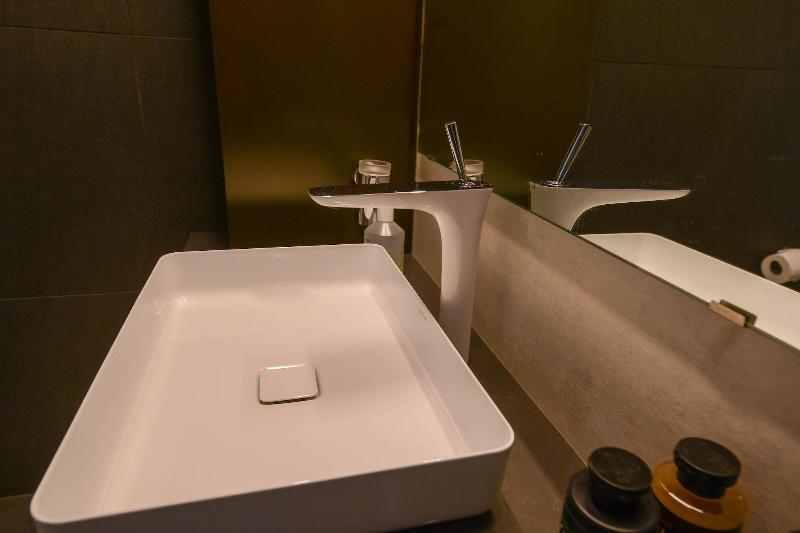Luxury Suites By Notaly Ariel image