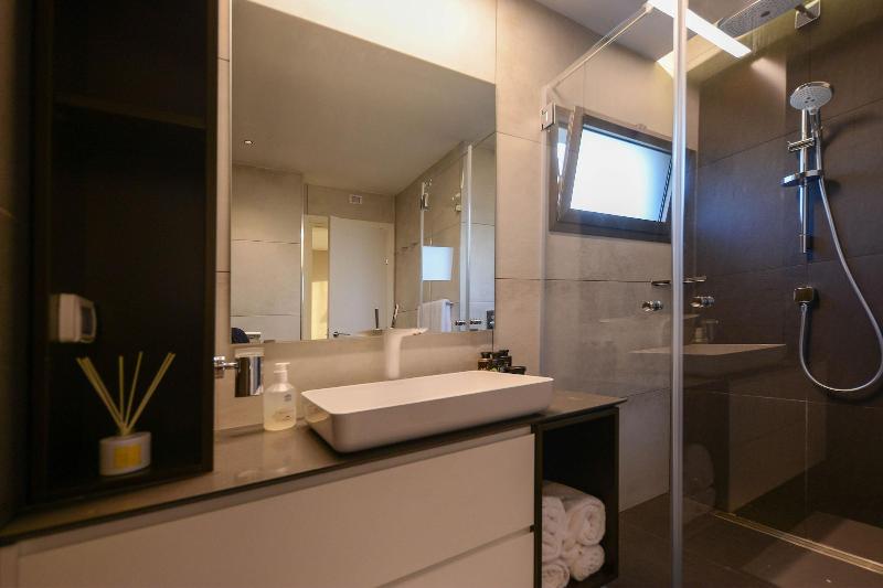 Luxury Suites By Notaly Ariel image