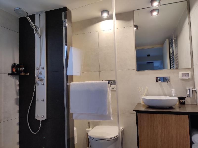 Luxury Suites By Notaly Ariel image
