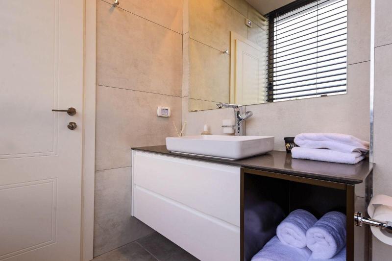 Luxury Suites By Notaly Ariel image