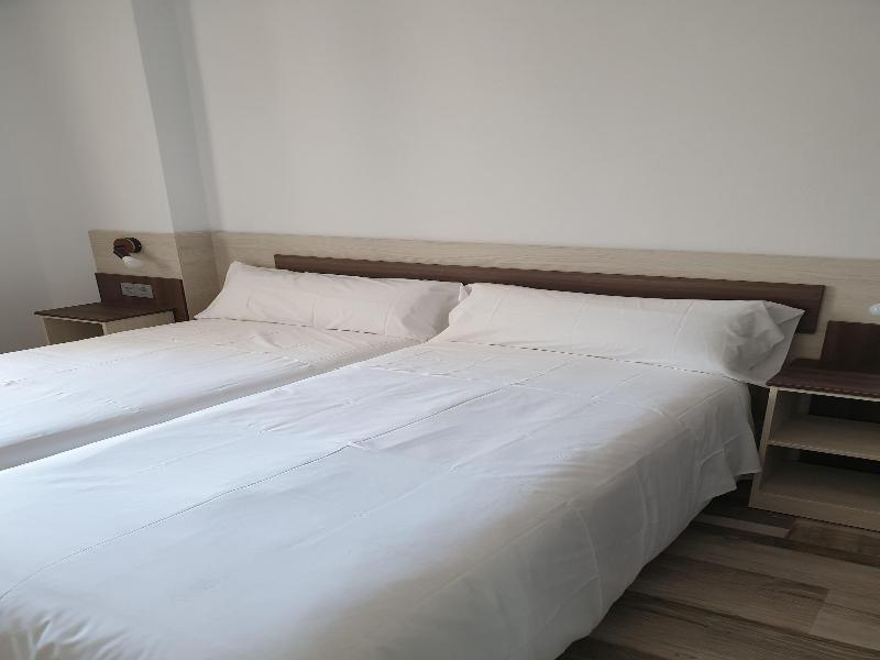 Mesa N Hostal La Cabaa A image