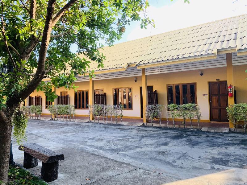 Srisupawadee Resort — exterior view