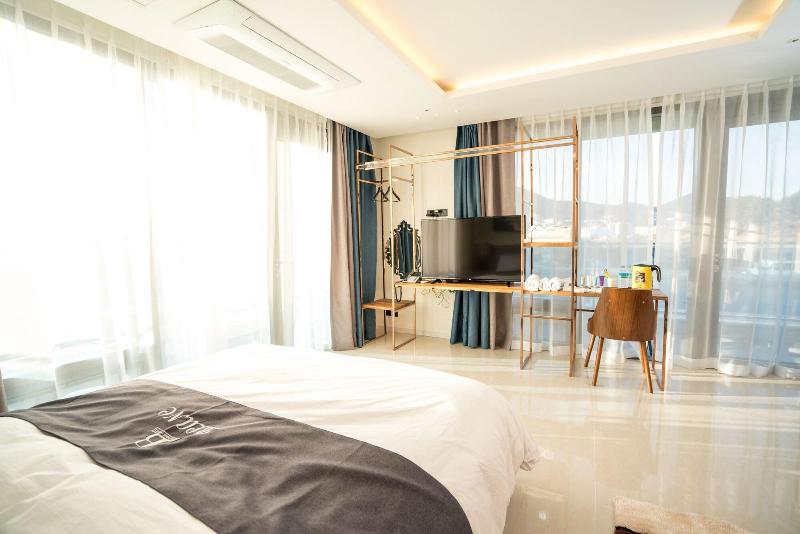 Blanc Hotel image