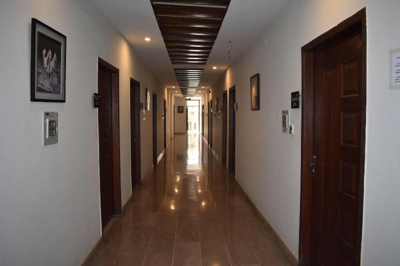 The Elegant Hotel — photo 4