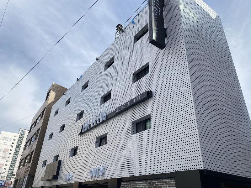 The Leeds Hotel image