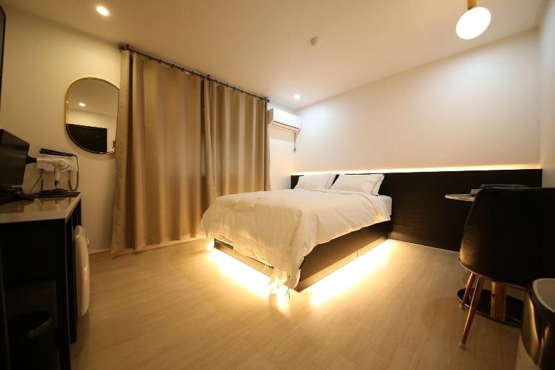 The Leeds Hotel image