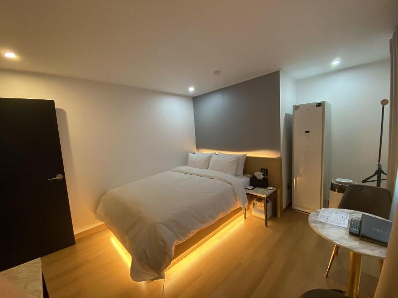 The Leeds Hotel image