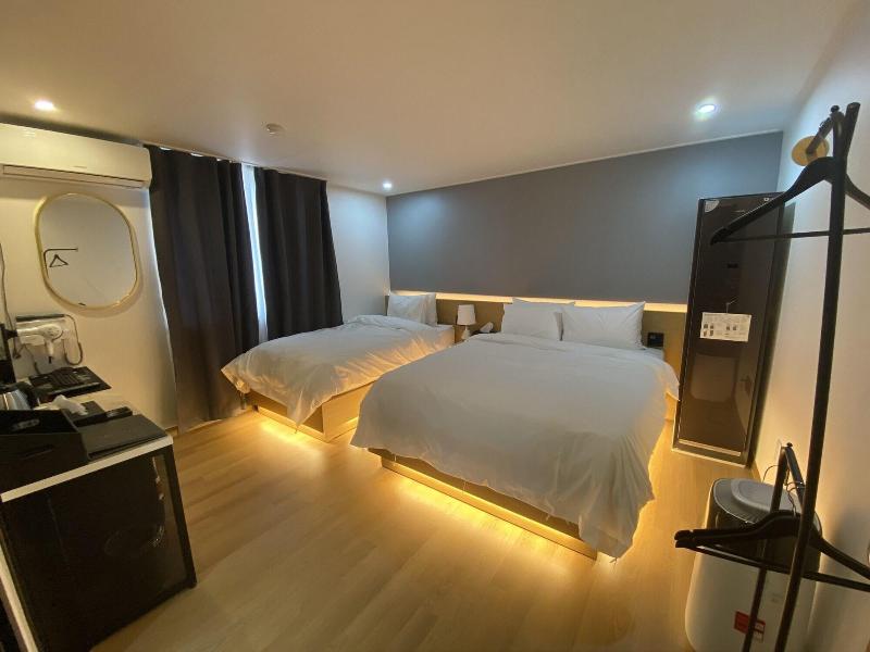 The Leeds Hotel image