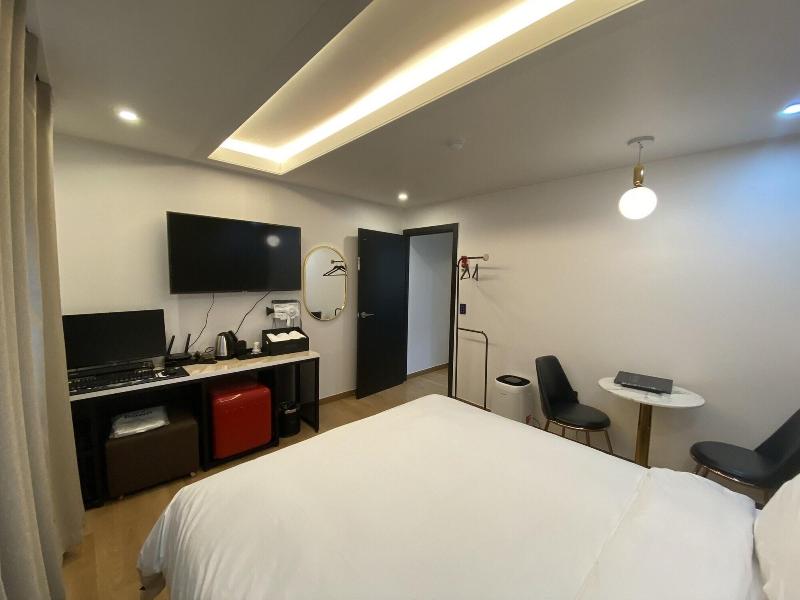 The Leeds Hotel image
