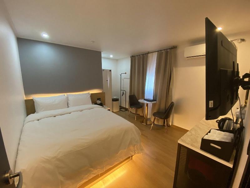 The Leeds Hotel image