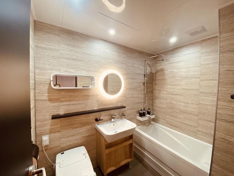 The Leeds Hotel image