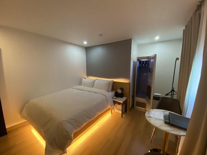 The Leeds Hotel image