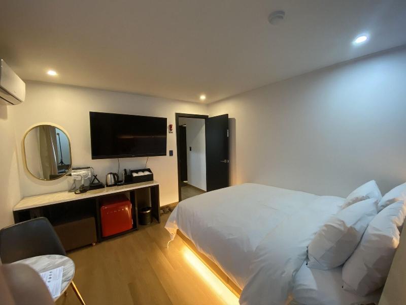 The Leeds Hotel image