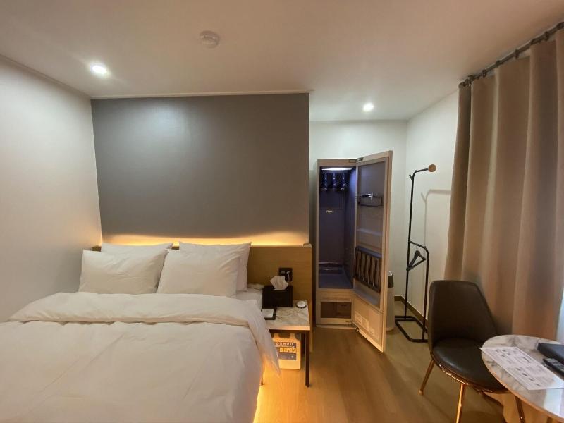 The Leeds Hotel image