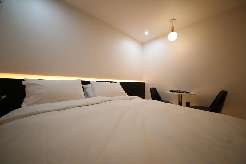 The Leeds Hotel image