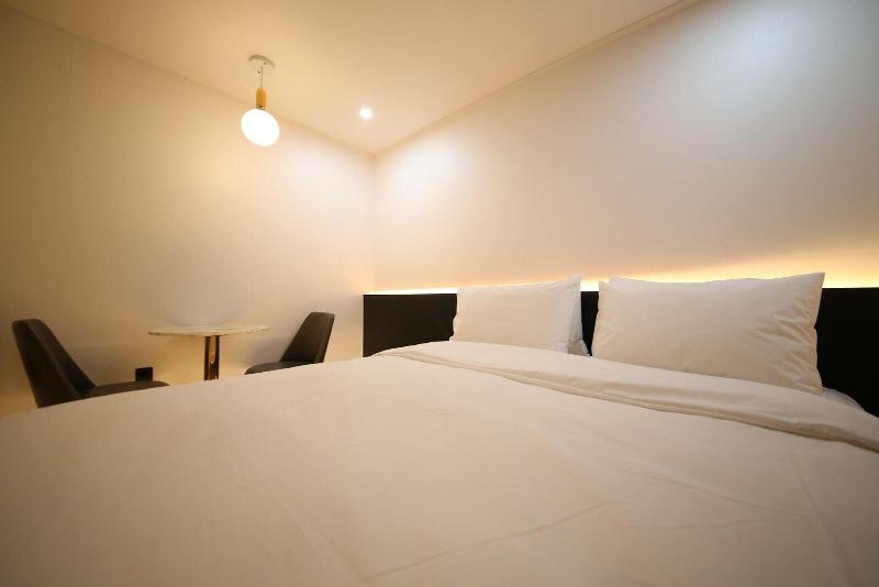 The Leeds Hotel image