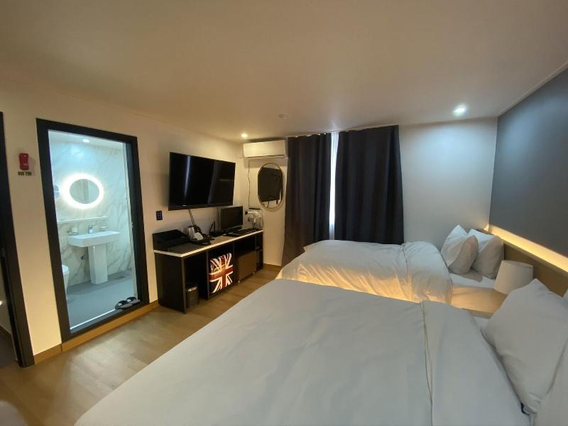 The Leeds Hotel image