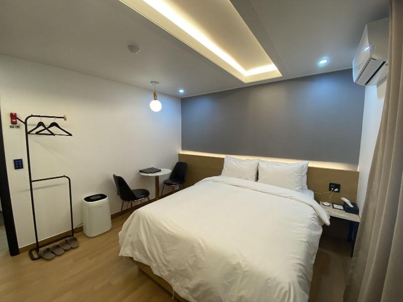 The Leeds Hotel image