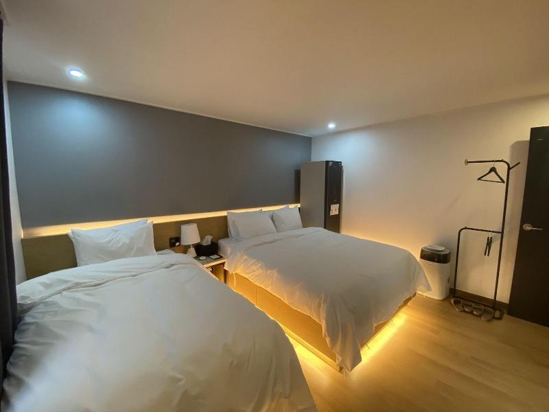 The Leeds Hotel image