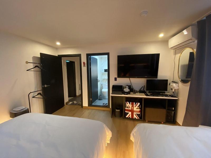 The Leeds Hotel image