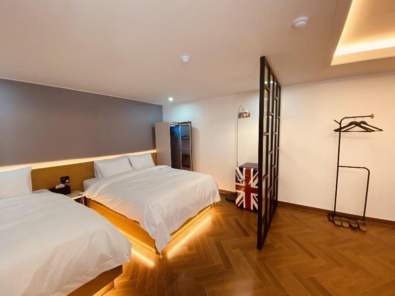 The Leeds Hotel image