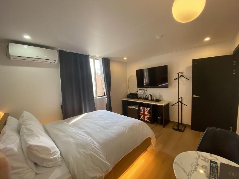 The Leeds Hotel image