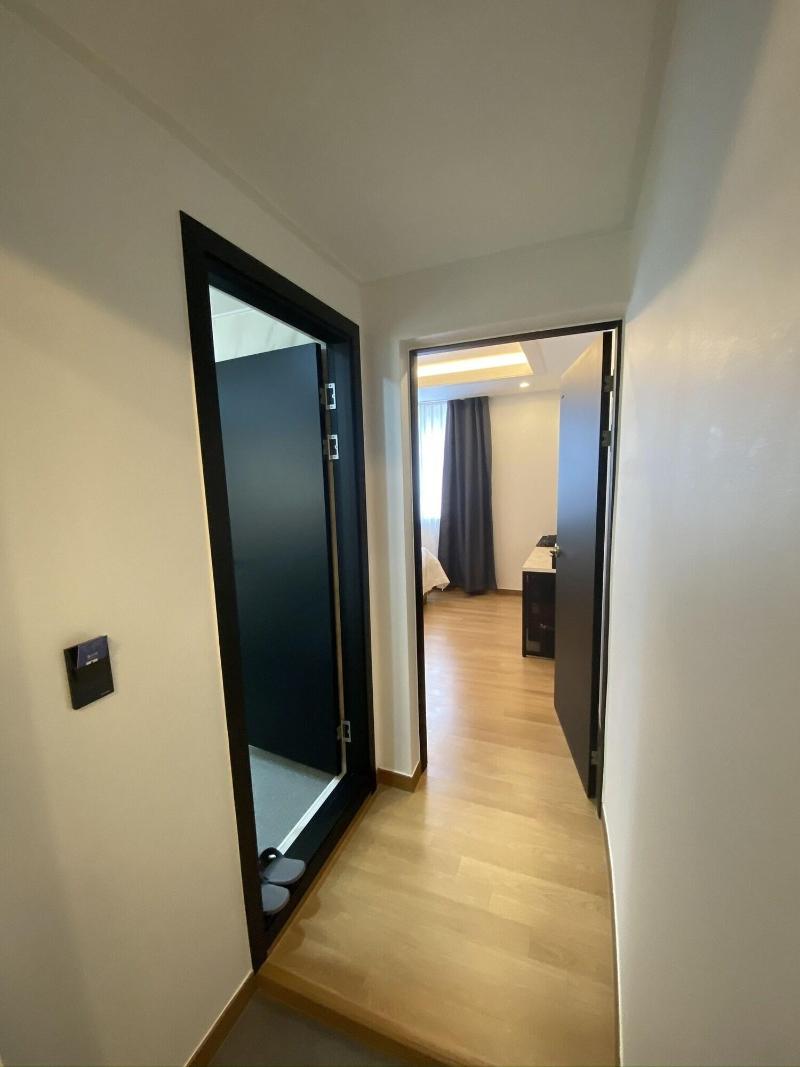 The Leeds Hotel image