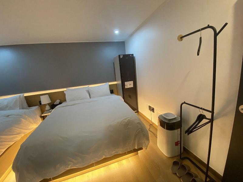 The Leeds Hotel image