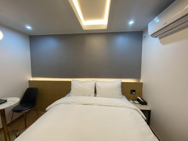 The Leeds Hotel image