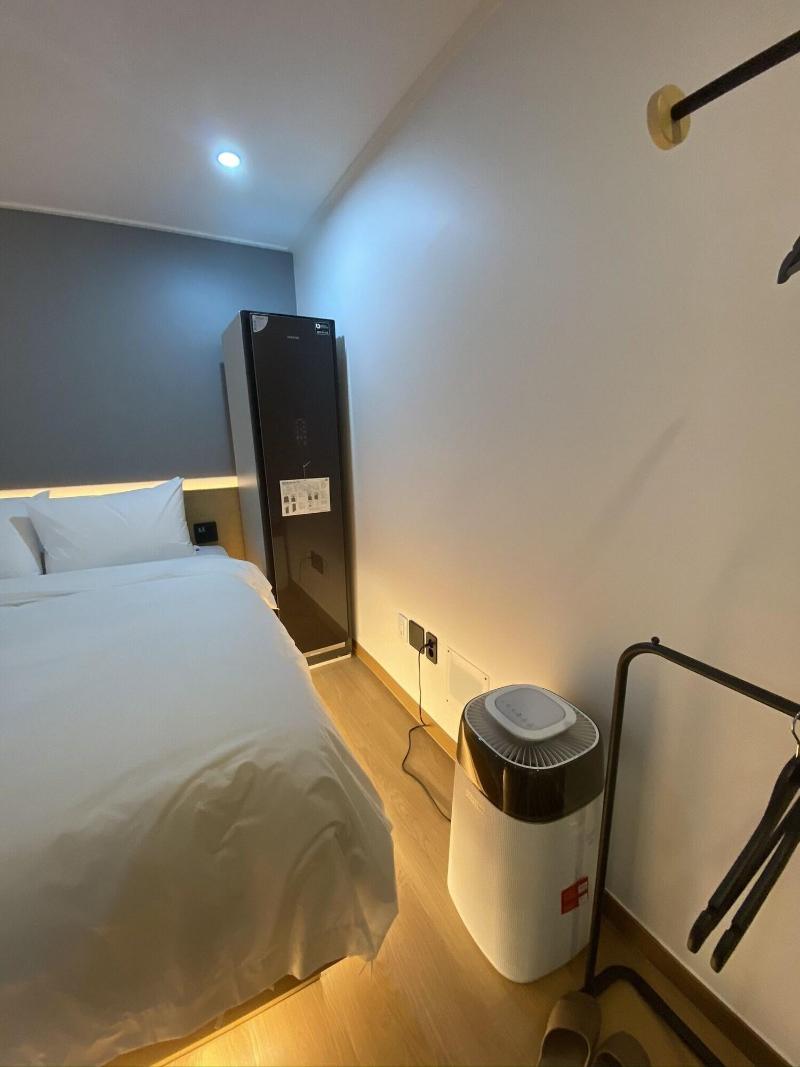 The Leeds Hotel image
