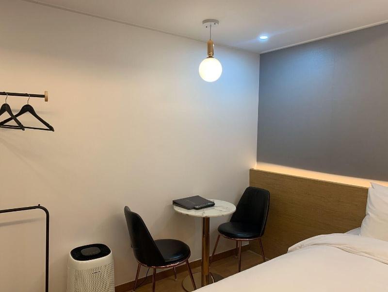 The Leeds Hotel image