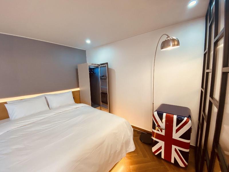 The Leeds Hotel image