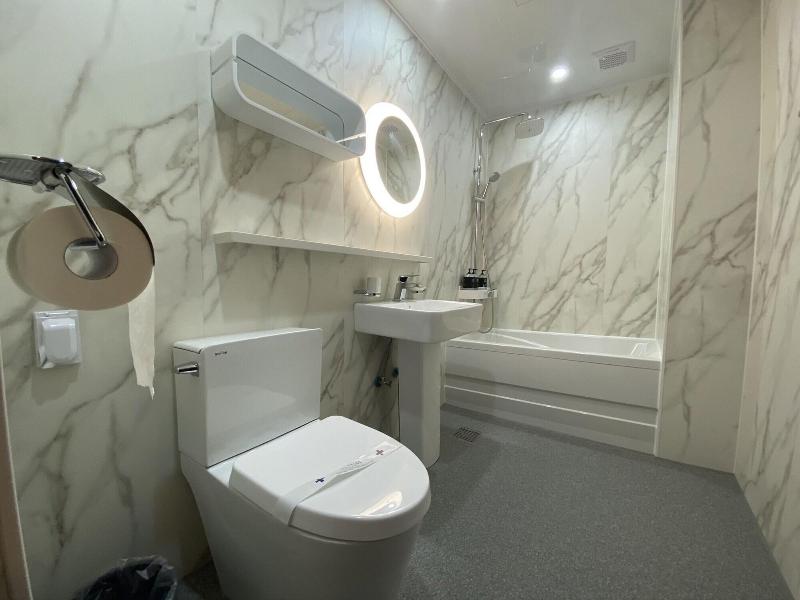 The Leeds Hotel image