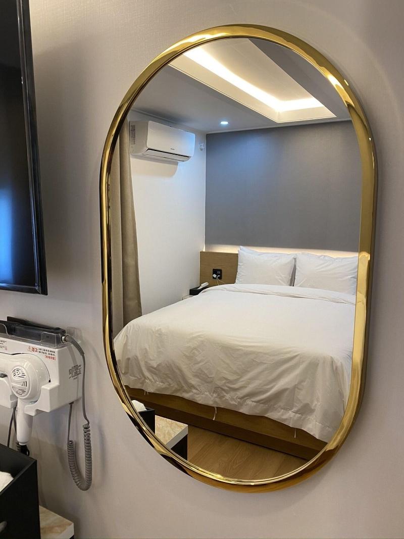 The Leeds Hotel image